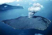 Anak Krakatau, die junge Vulkaninsel in der Caldera von 1883